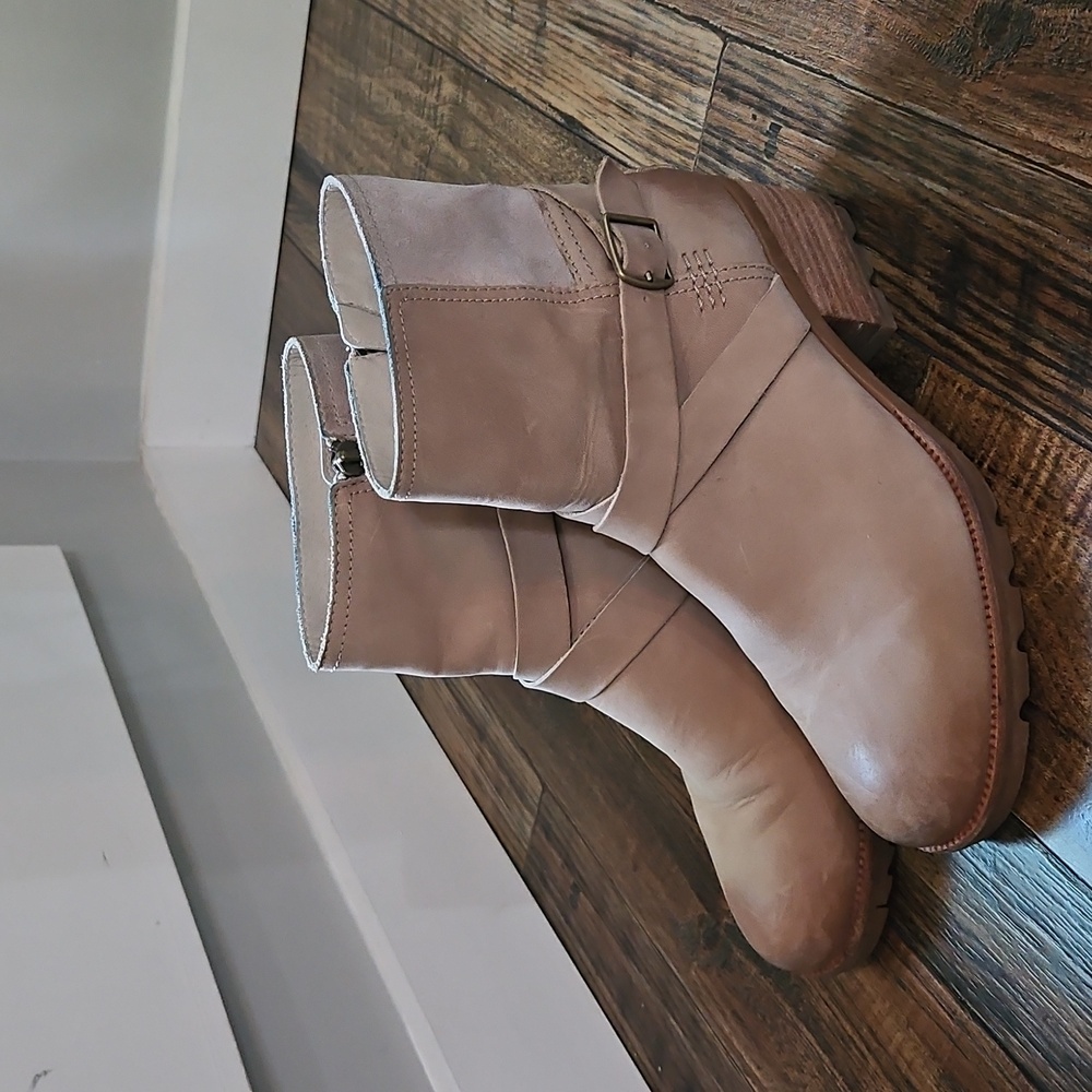 Sorel Womens Light Tan Ankle Booties with Buckle Detail. Size 8. - Picture 3 of 11